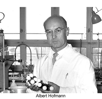 El bioquímico Albert Hofmann descubre los efectos psicodélicos del LSD, una droga de efectos hasta entonces desconocidos.